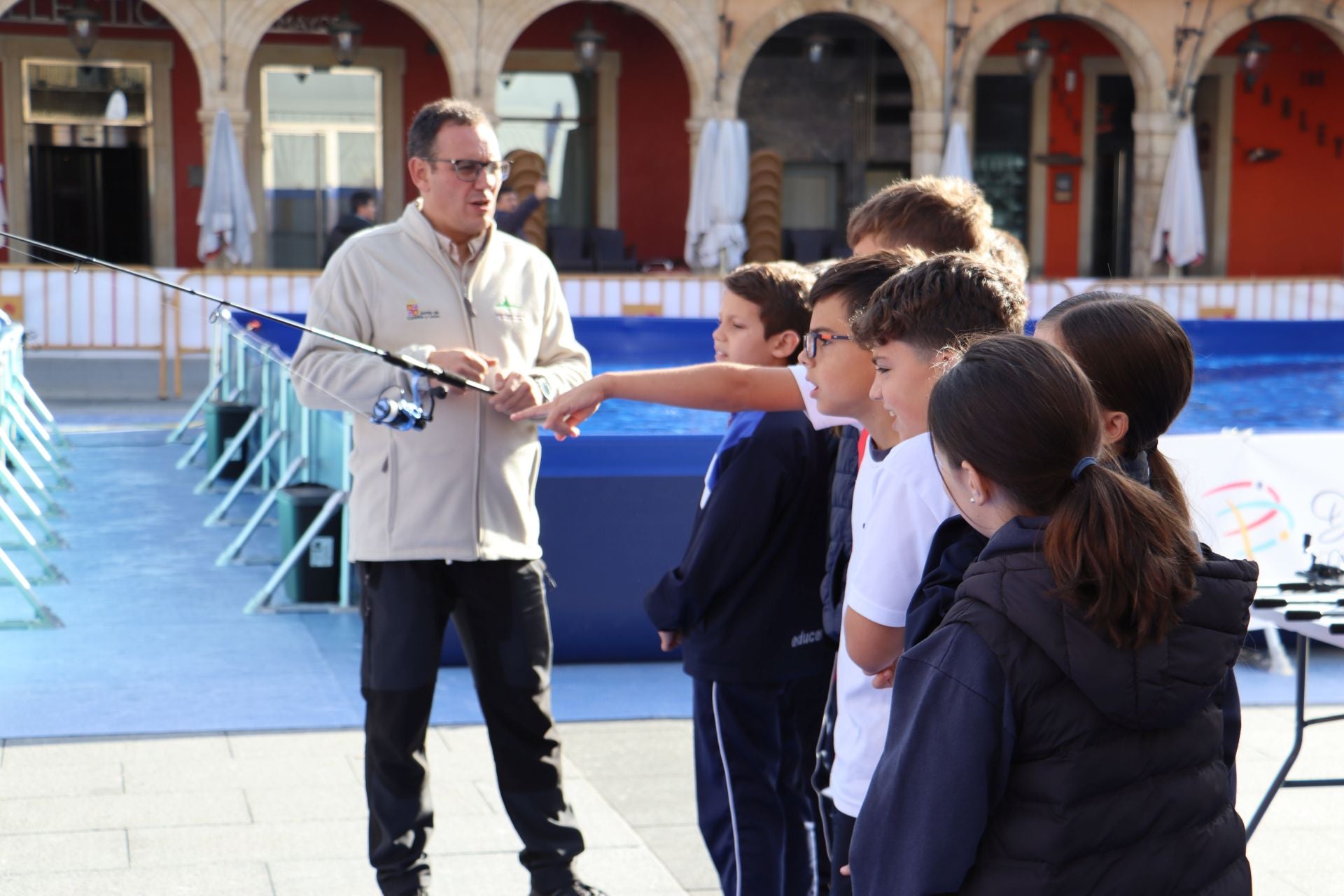 La Plaza Mayor de León se convierte en un aula de pesca