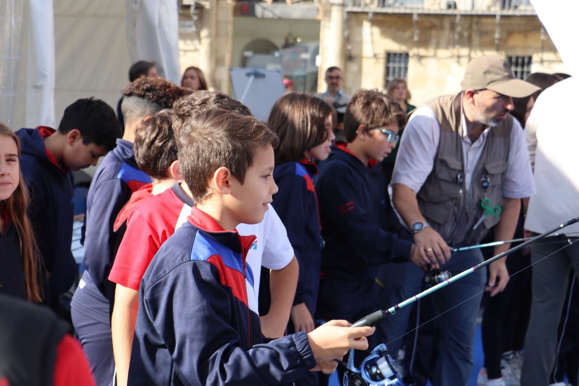 La Plaza Mayor de León se convierte en un aula de pesca