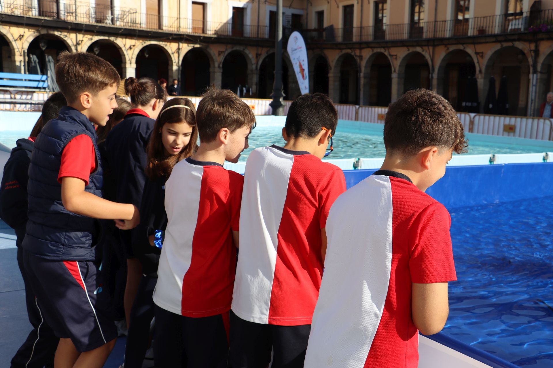 La Plaza Mayor de León se convierte en un aula de pesca