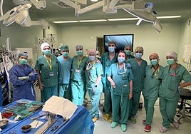El equipo de cirugía pediátrica formado por la Dra. Rodríguez, Dra. Rosell y Dr. Arredondo con la colaboración del Dr. Manuel López durante la cirugía.