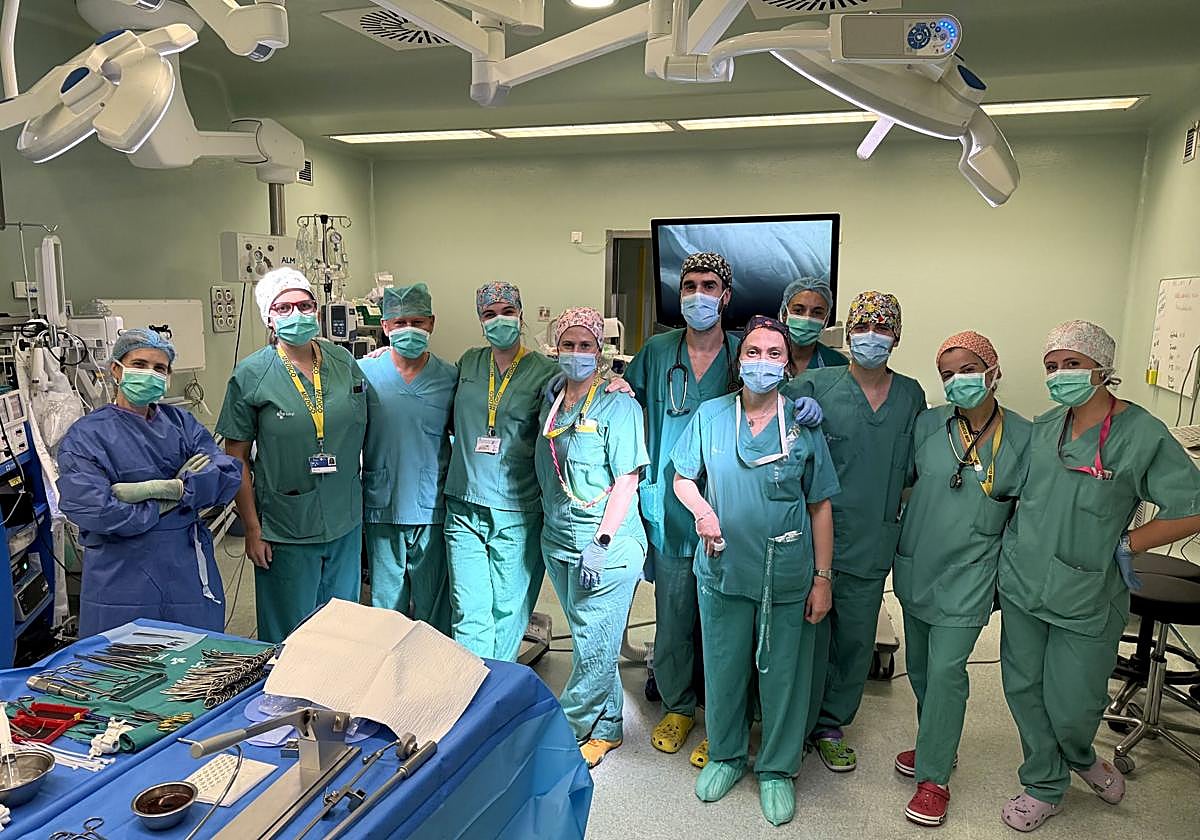 El equipo de cirugía pediátrica formado por la Dra. Rodríguez, Dra. Rosell y Dr. Arredondo con la colaboración del Dr. Manuel López durante la cirugía.