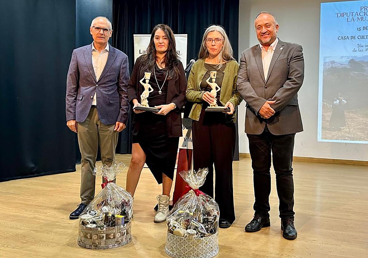 Las dos premiadas entre el diputado de Derechos Sociales y el presidente de la institución provincial en el acto celebrado en Villablino.