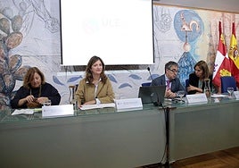 La rectora de la Universidad de León, Nuria González, y el vicerrector Investigación y Transferencia, Santiago Gutiérrez, presentan ULEgif, un grupo de trabajo constituido para la gestión integral de incendios forestales.