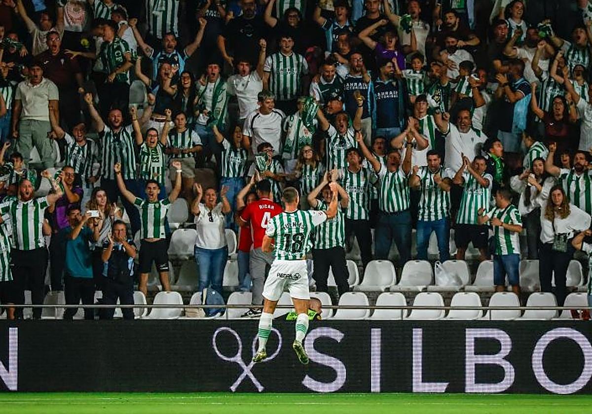 Fuentes celebra el gol ante la grada del Nuevo Arcángel.
