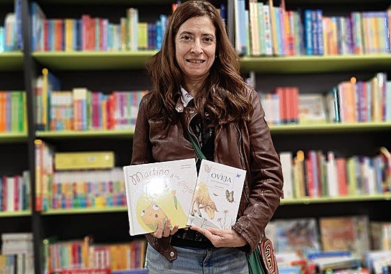 Ana Merino posa con dos de sus últimas creaciones: 'La oveja más parlanchina' y 'Martina y los piojos'.