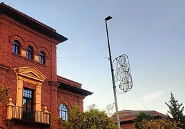 Un ángel navideño colocado en una farola de la avenida de Asturias.