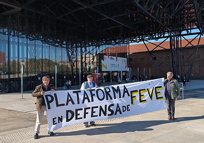Protesta a las puertas del Palacio de Exposiciones.