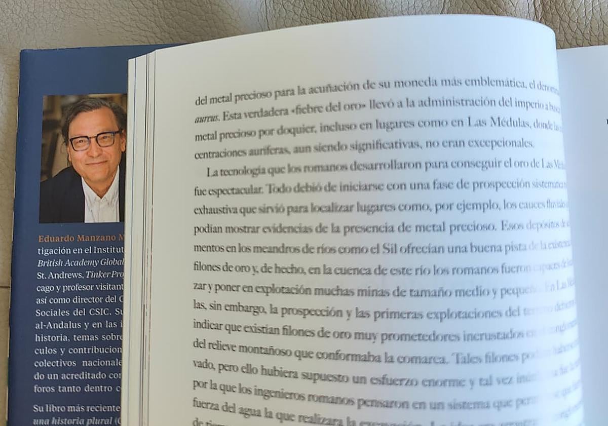 Imagen principal - Una de las páginas dedicadas a Las Médulas; y la contraportada y portada del libro.