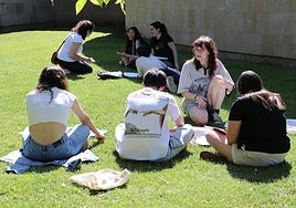 Estudiantes universitarios en el campus de Vegazana de la ULE.