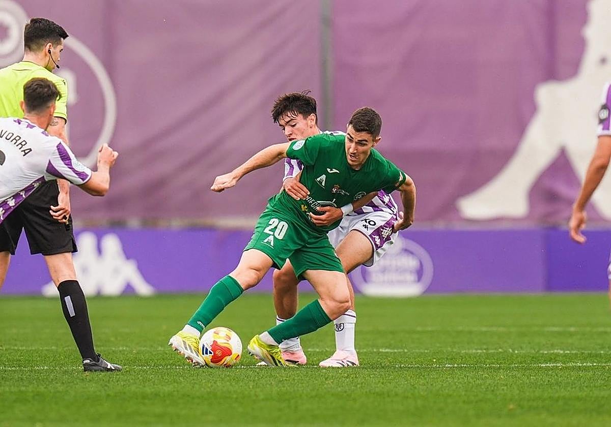 Acción del duelo entre el Atlético Astorga y el Real Valladolid Promesas.