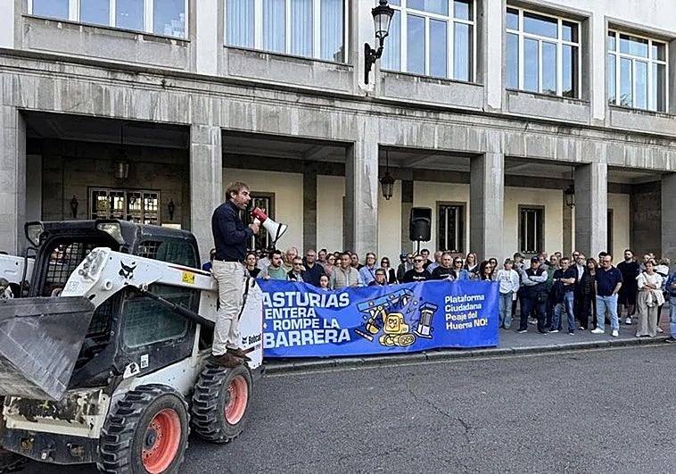 Daniel Ripa, impulsor de la denuncia ante la Comisión Europea, subido a una excavadora.