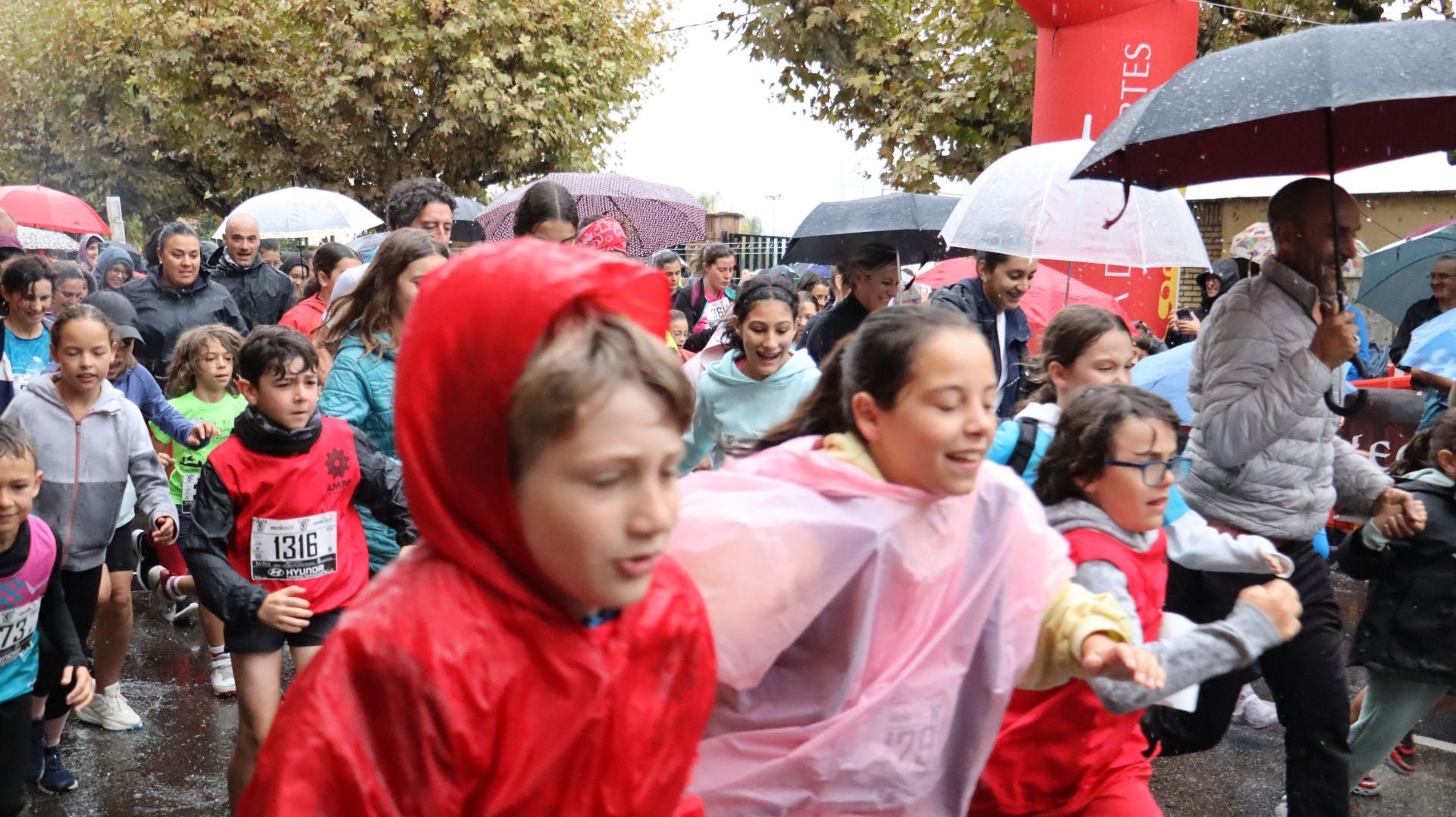 Las mejores imágenes de la carrera popular de los &#039;10 kilómetros Ciudad de León 2025&#039;