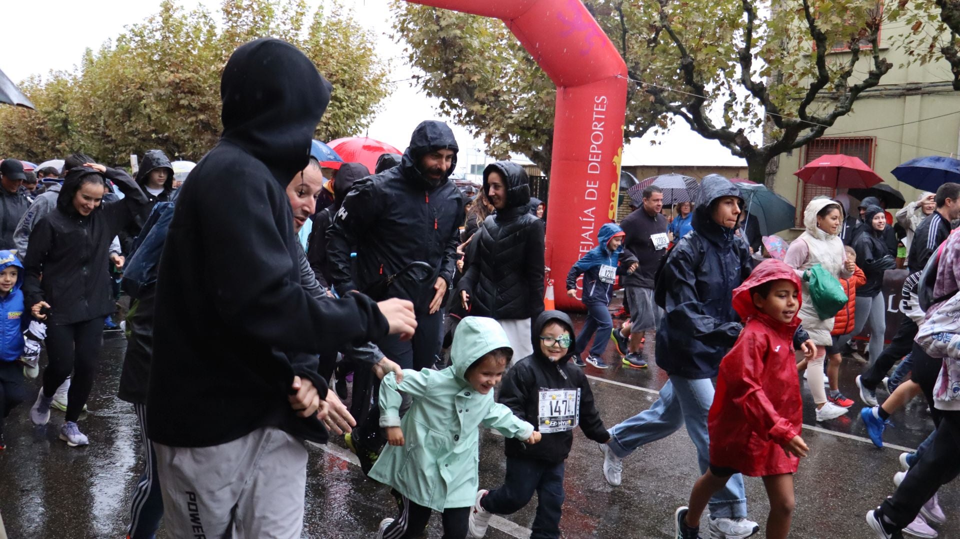 Las mejores imágenes de la carrera popular de los &#039;10 kilómetros Ciudad de León 2025&#039;