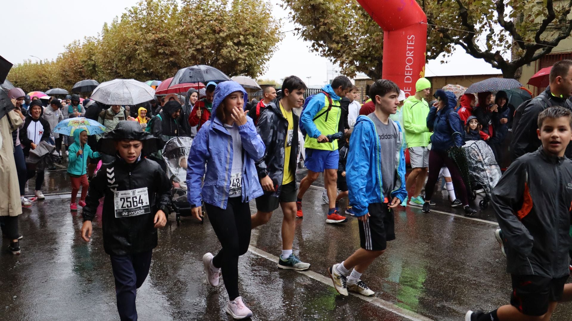 Las mejores imágenes de la carrera popular de los &#039;10 kilómetros Ciudad de León 2025&#039;