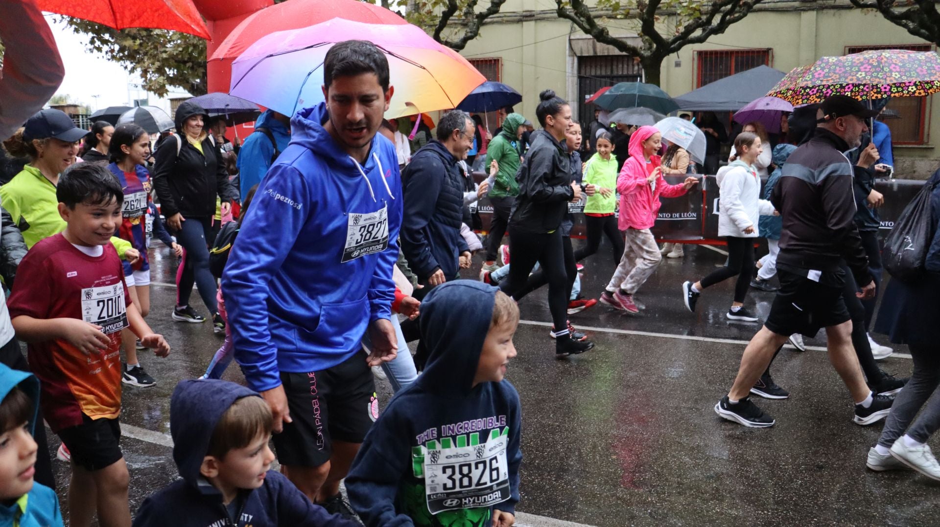 Las mejores imágenes de la carrera popular de los &#039;10 kilómetros Ciudad de León 2025&#039;