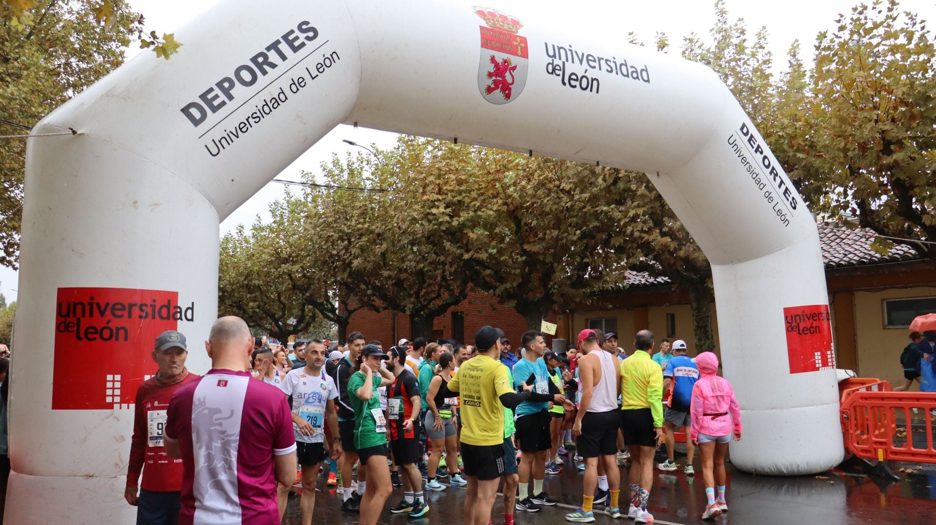 Imágenes de la salida de los &#039;10km Ciudad de León 2025&#039;