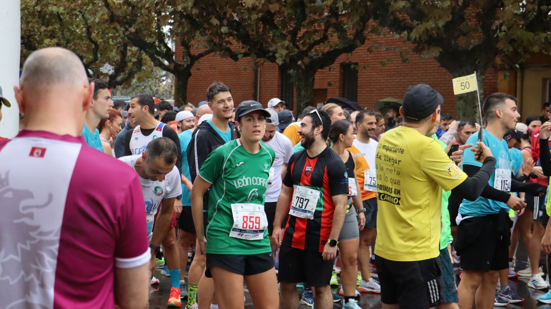 Imágenes de la salida de los &#039;10km Ciudad de León 2025&#039;