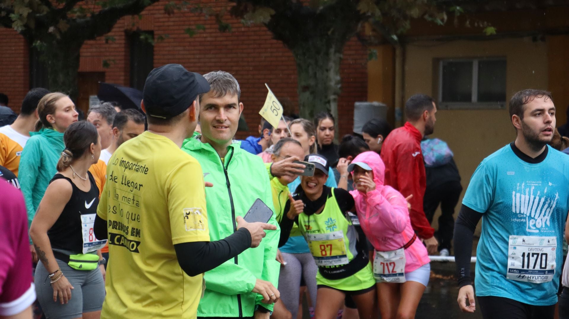 Imágenes de la salida de los &#039;10km Ciudad de León 2025&#039;