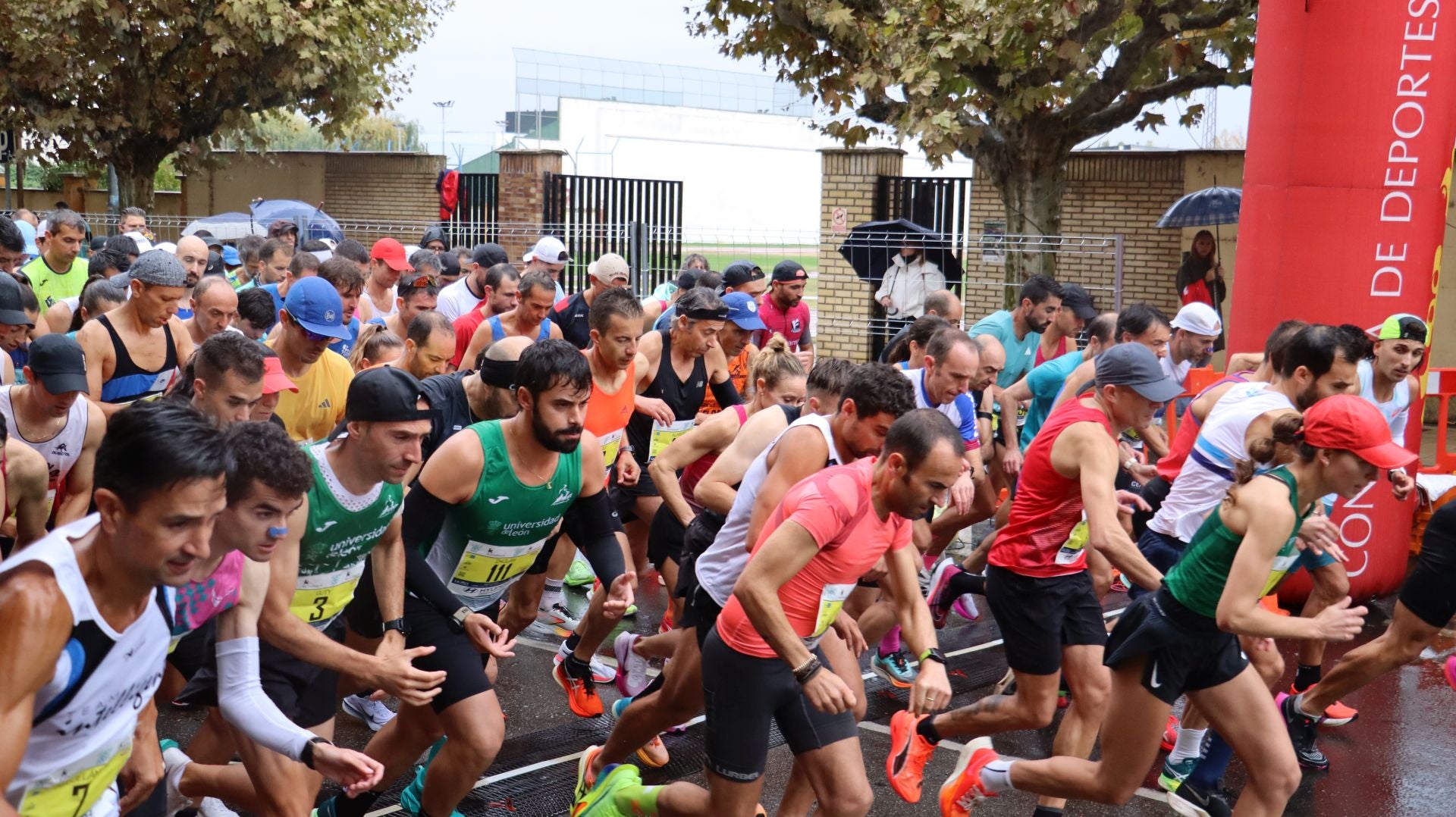 Imágenes de la salida de los &#039;10km Ciudad de León 2025&#039;