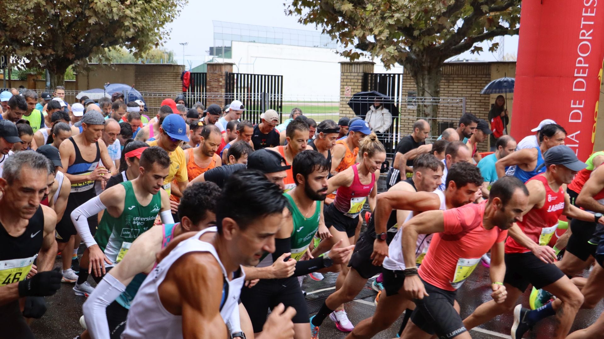 Imágenes de la salida de los &#039;10km Ciudad de León 2025&#039;