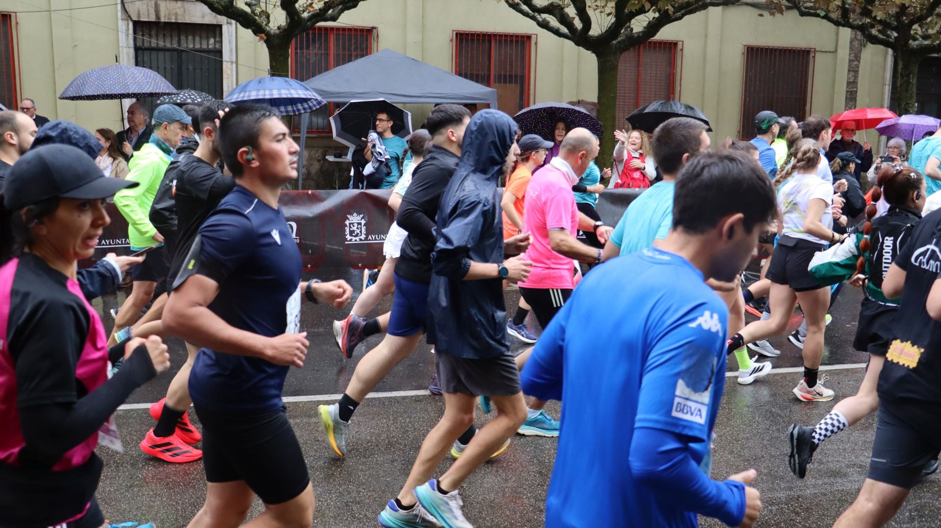 Imágenes de la salida de los &#039;10km Ciudad de León 2025&#039;