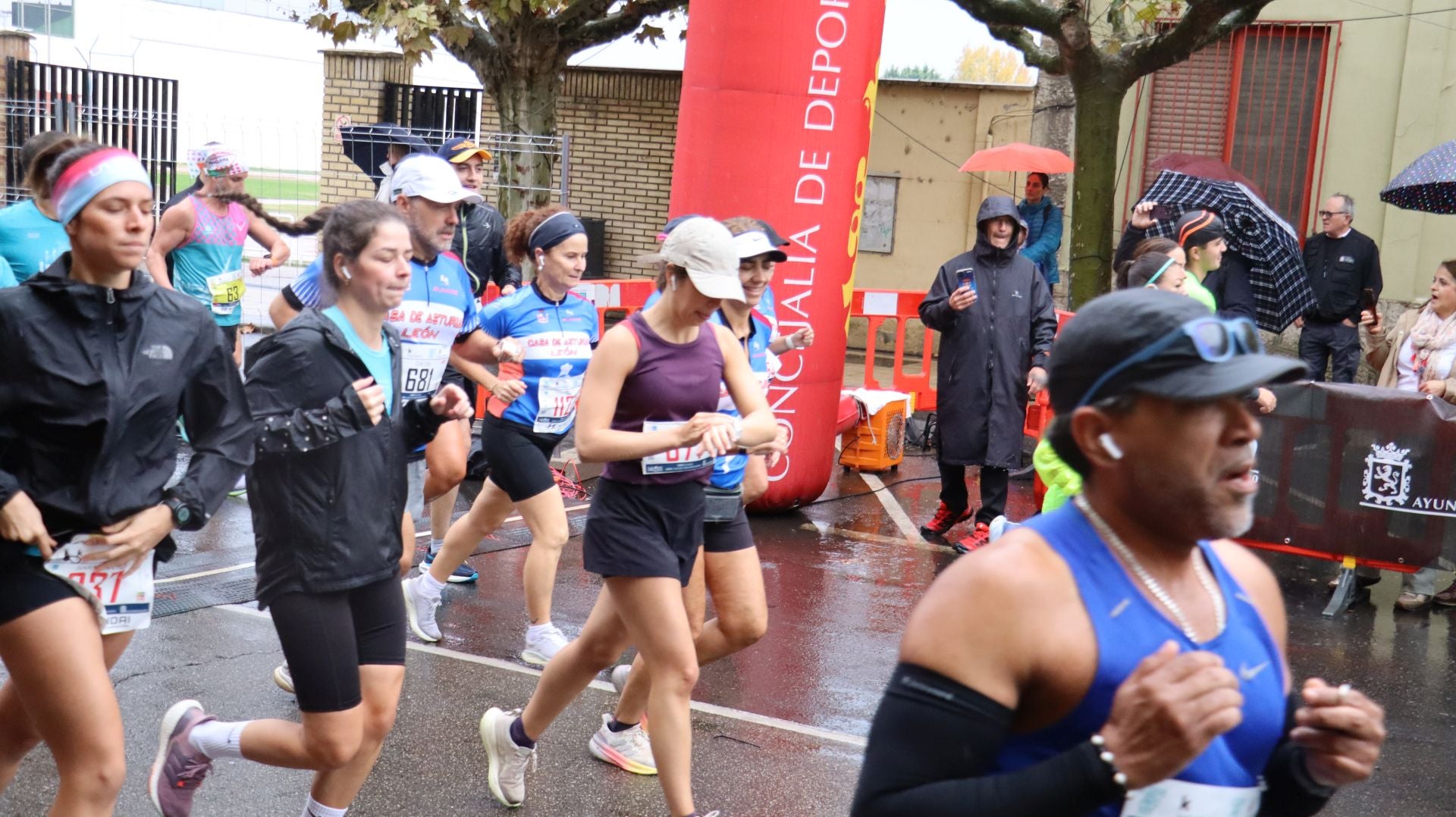 Imágenes de la salida de los &#039;10km Ciudad de León 2025&#039;