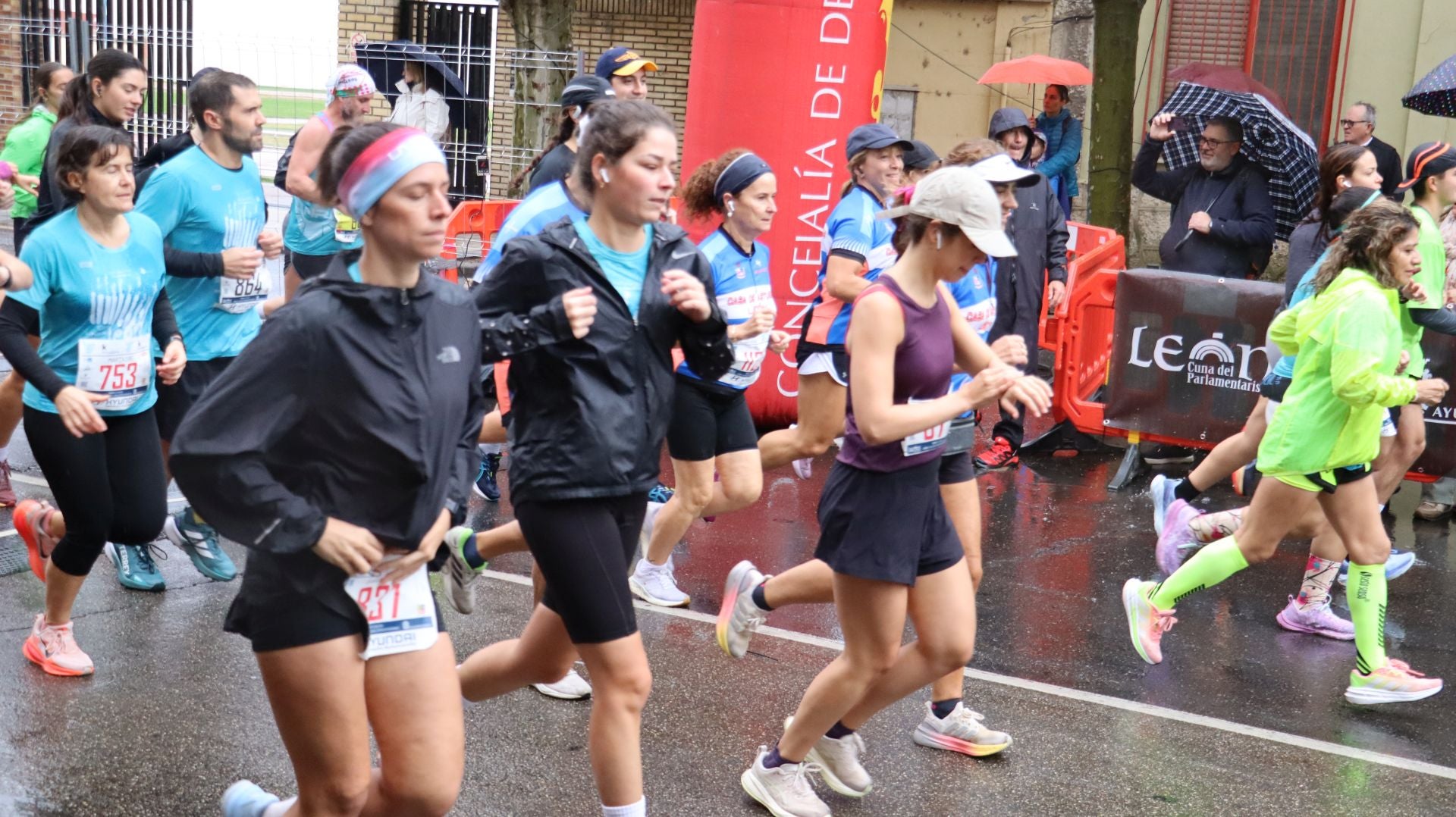 Imágenes de la salida de los &#039;10km Ciudad de León 2025&#039;