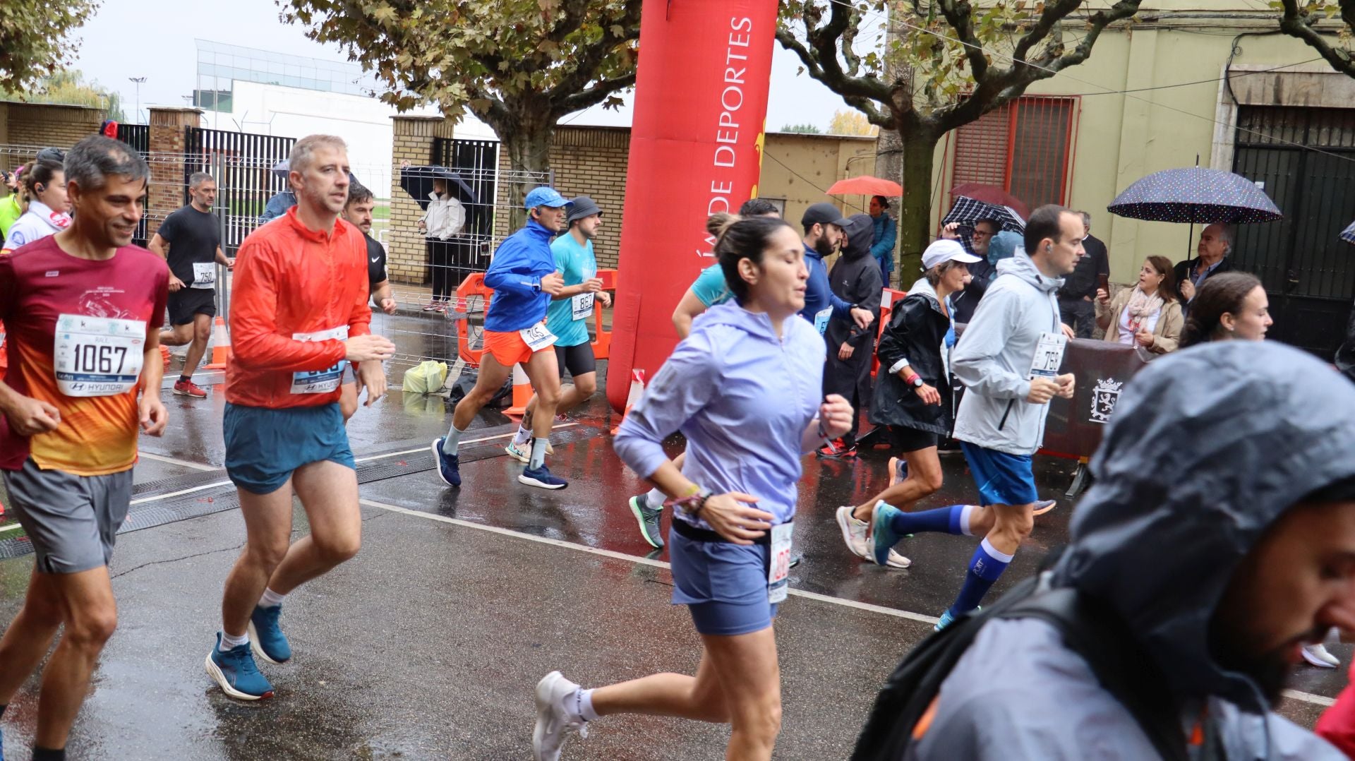 Imágenes de la salida de los &#039;10km Ciudad de León 2025&#039;