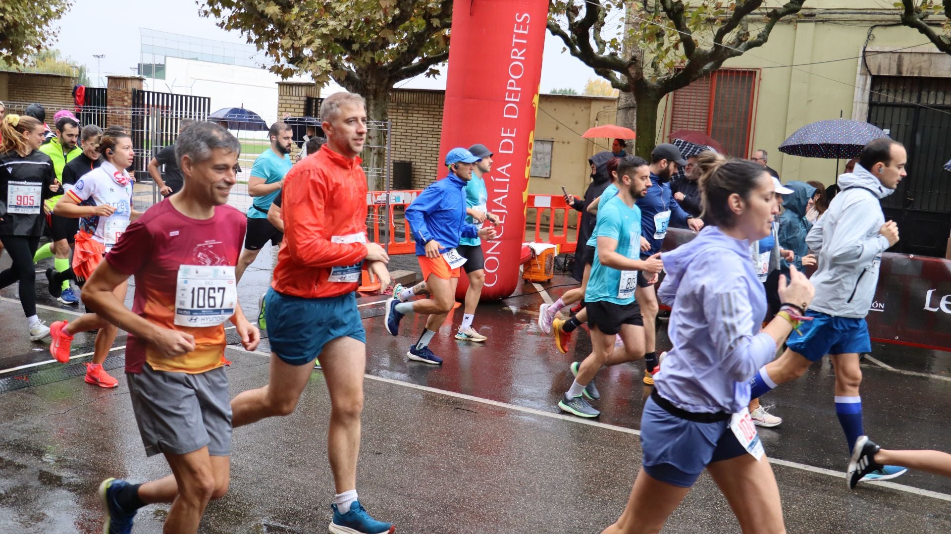 Imágenes de la salida de los &#039;10km Ciudad de León 2025&#039;
