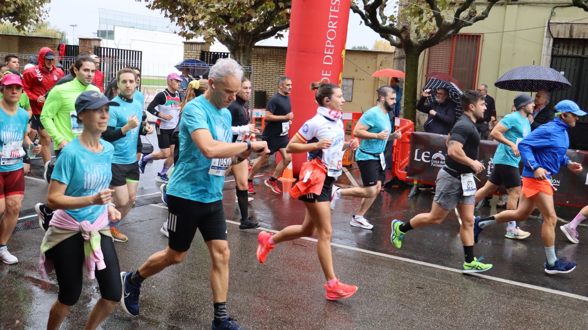 Imágenes de la salida de los &#039;10km Ciudad de León 2025&#039;