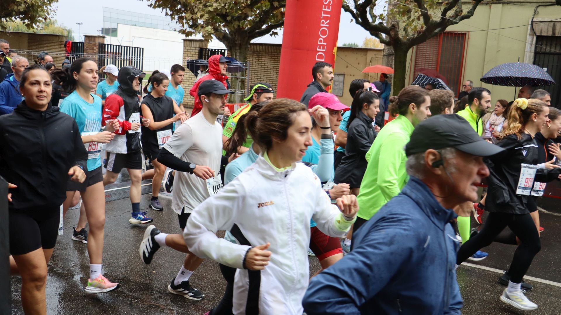 Imágenes de la salida de los &#039;10km Ciudad de León 2025&#039;
