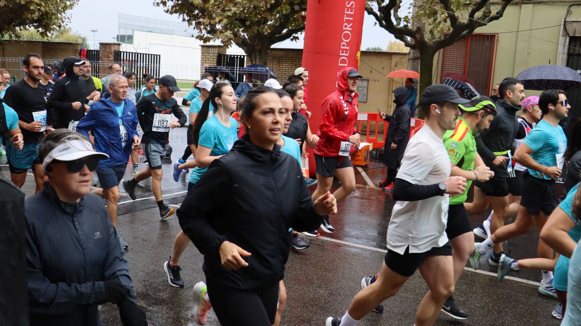 Imágenes de la salida de los &#039;10km Ciudad de León 2025&#039;