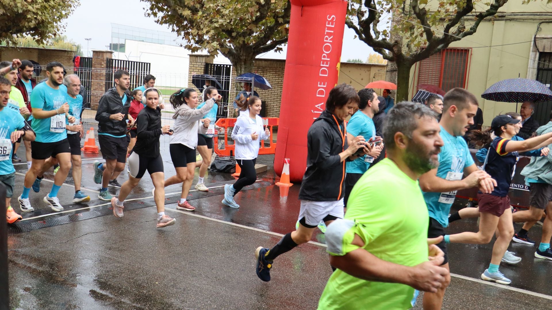 Imágenes de la salida de los &#039;10km Ciudad de León 2025&#039;
