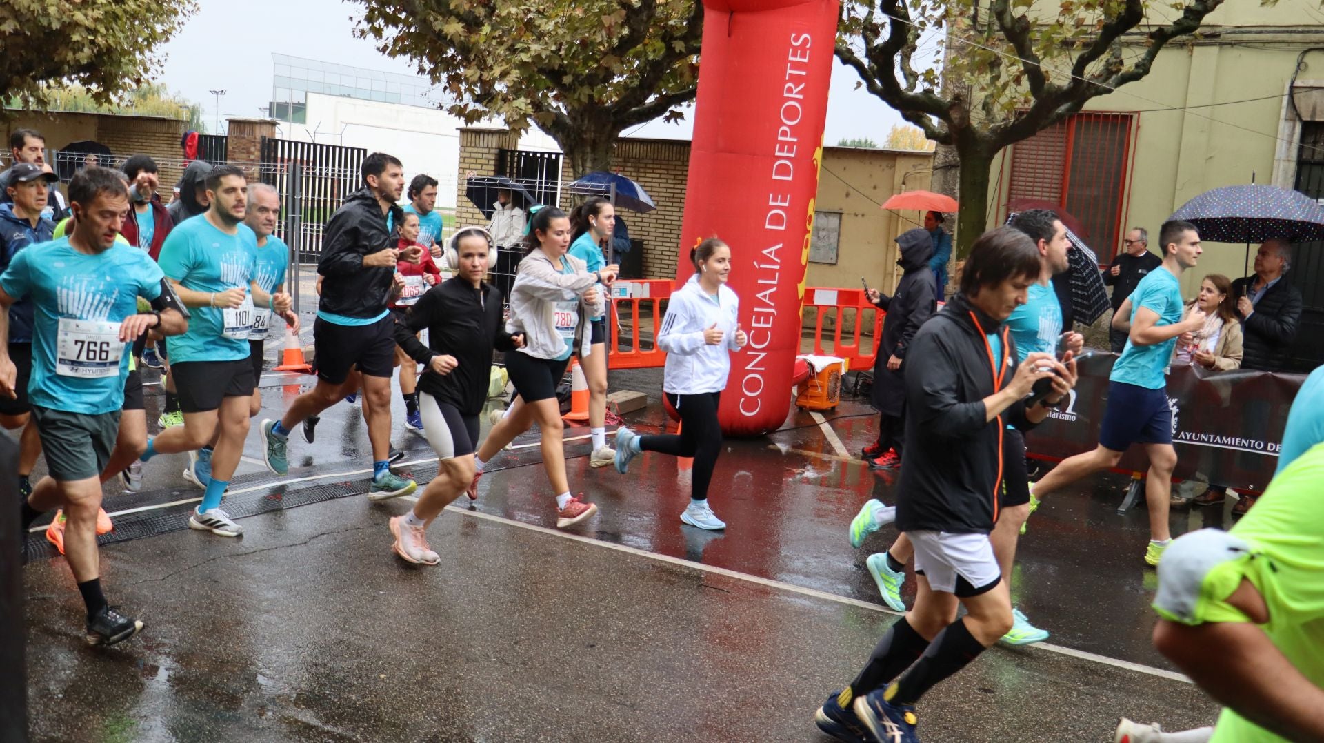 Imágenes de la salida de los &#039;10km Ciudad de León 2025&#039;