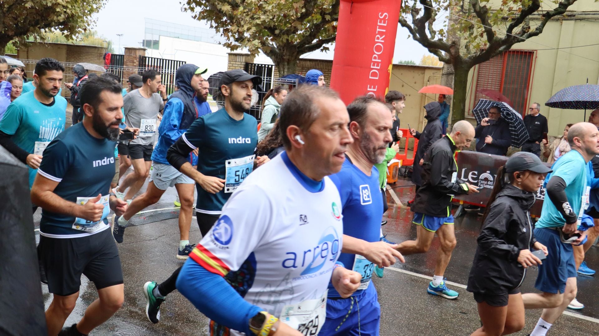Imágenes de la salida de los &#039;10km Ciudad de León 2025&#039;