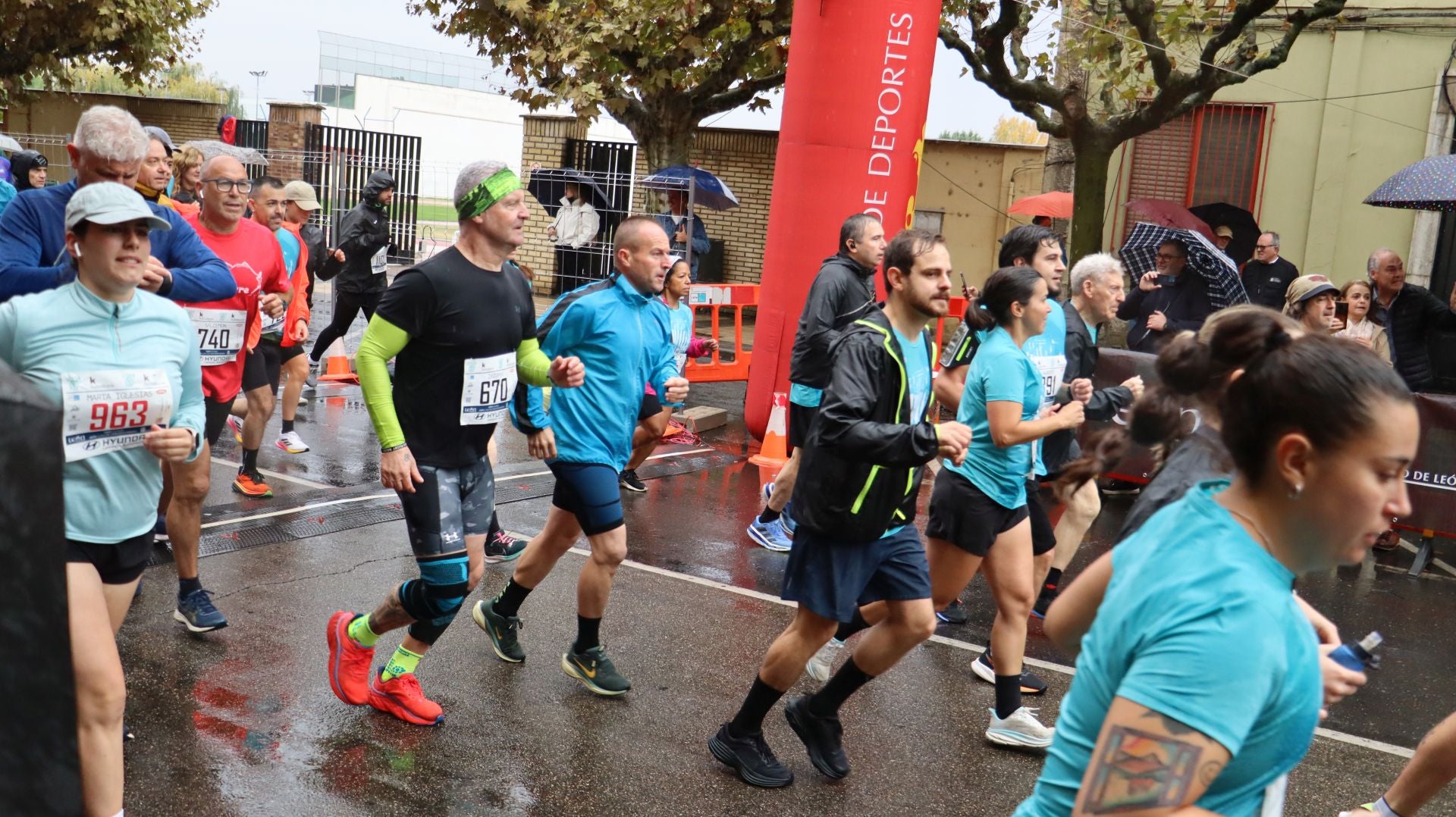 Imágenes de la salida de los &#039;10km Ciudad de León 2025&#039;