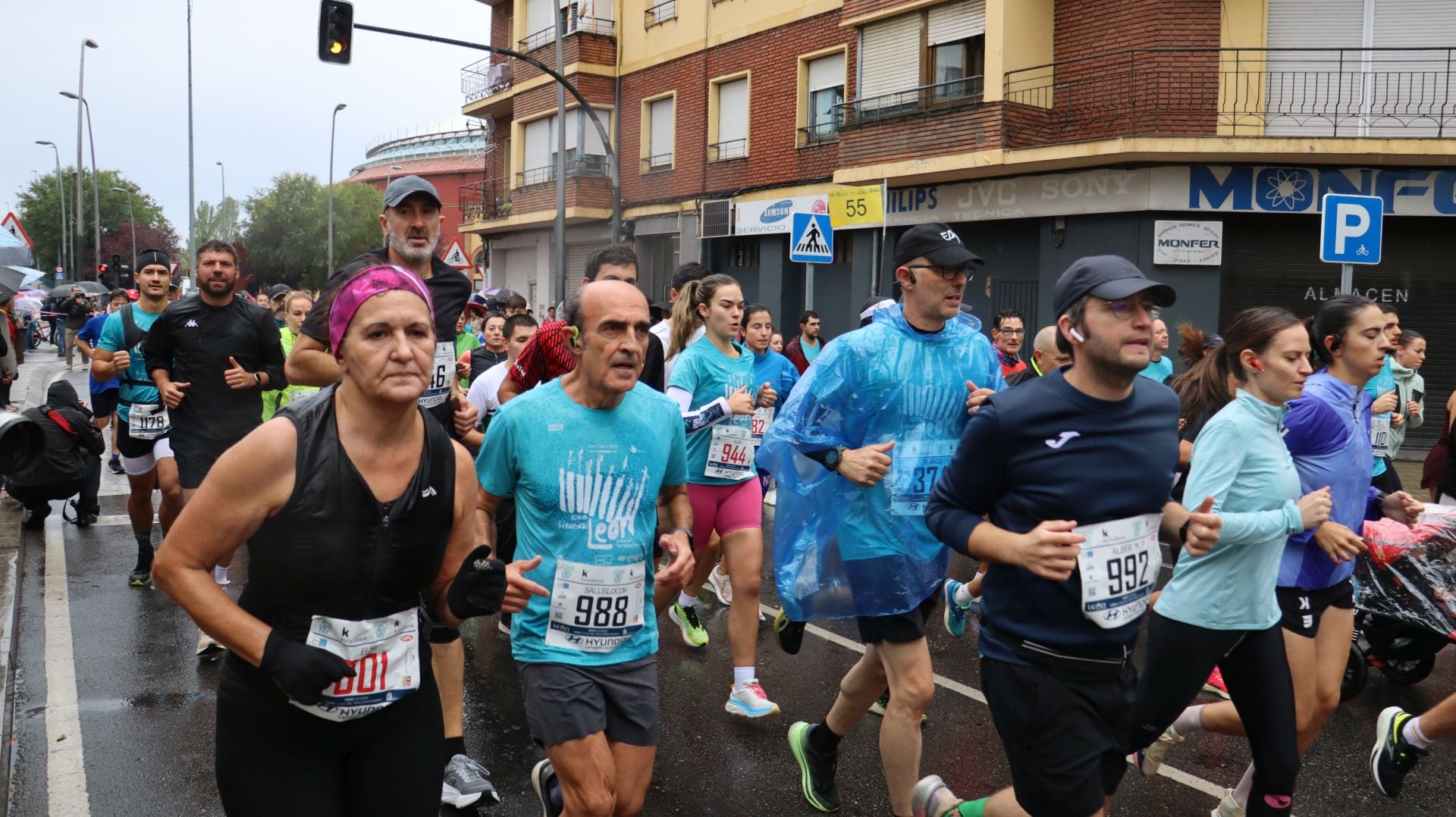 Imágenes de la salida de los &#039;10km Ciudad de León 2025&#039;