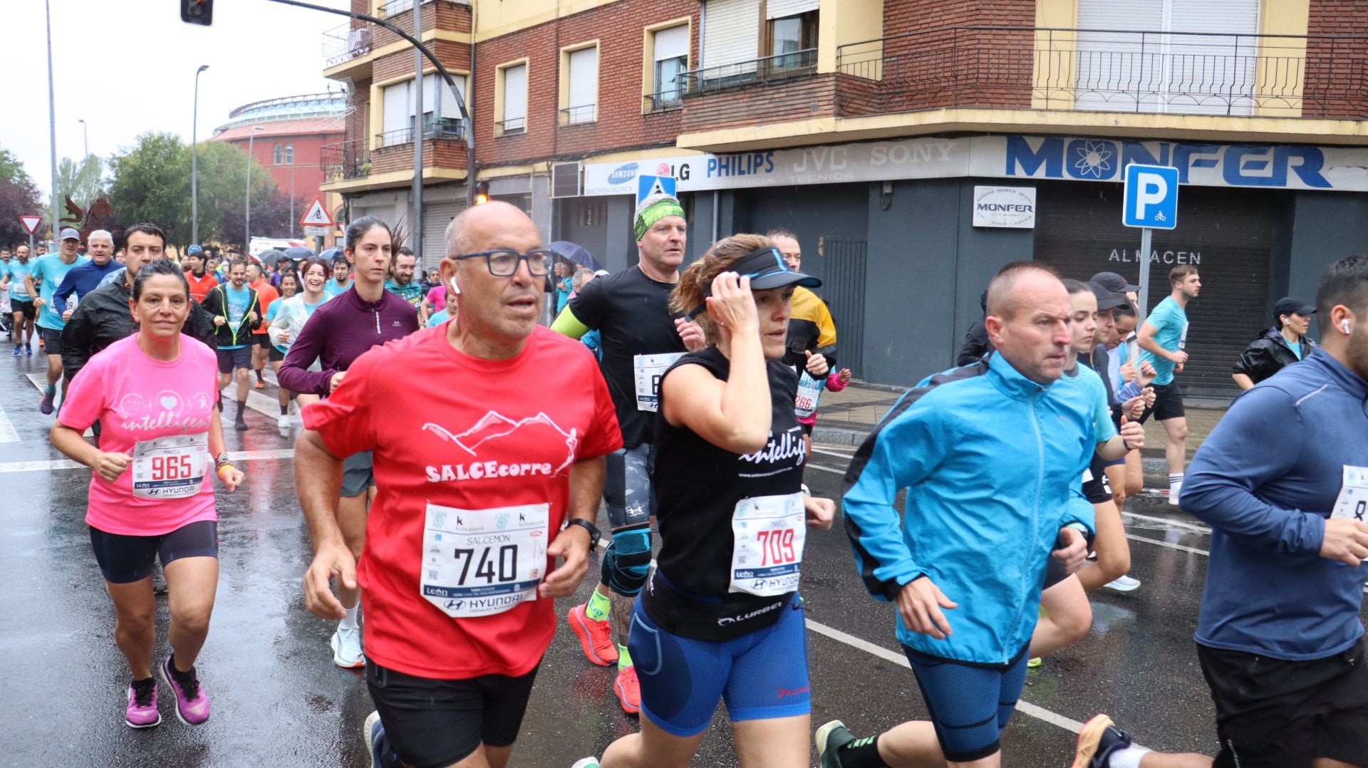 Imágenes de la salida de los &#039;10km Ciudad de León 2025&#039;