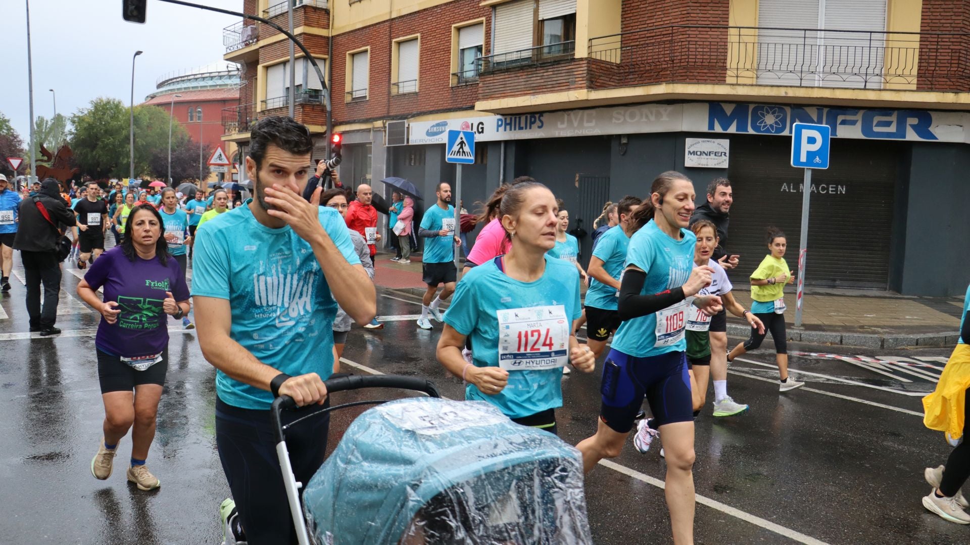 Imágenes de la salida de los &#039;10km Ciudad de León 2025&#039;