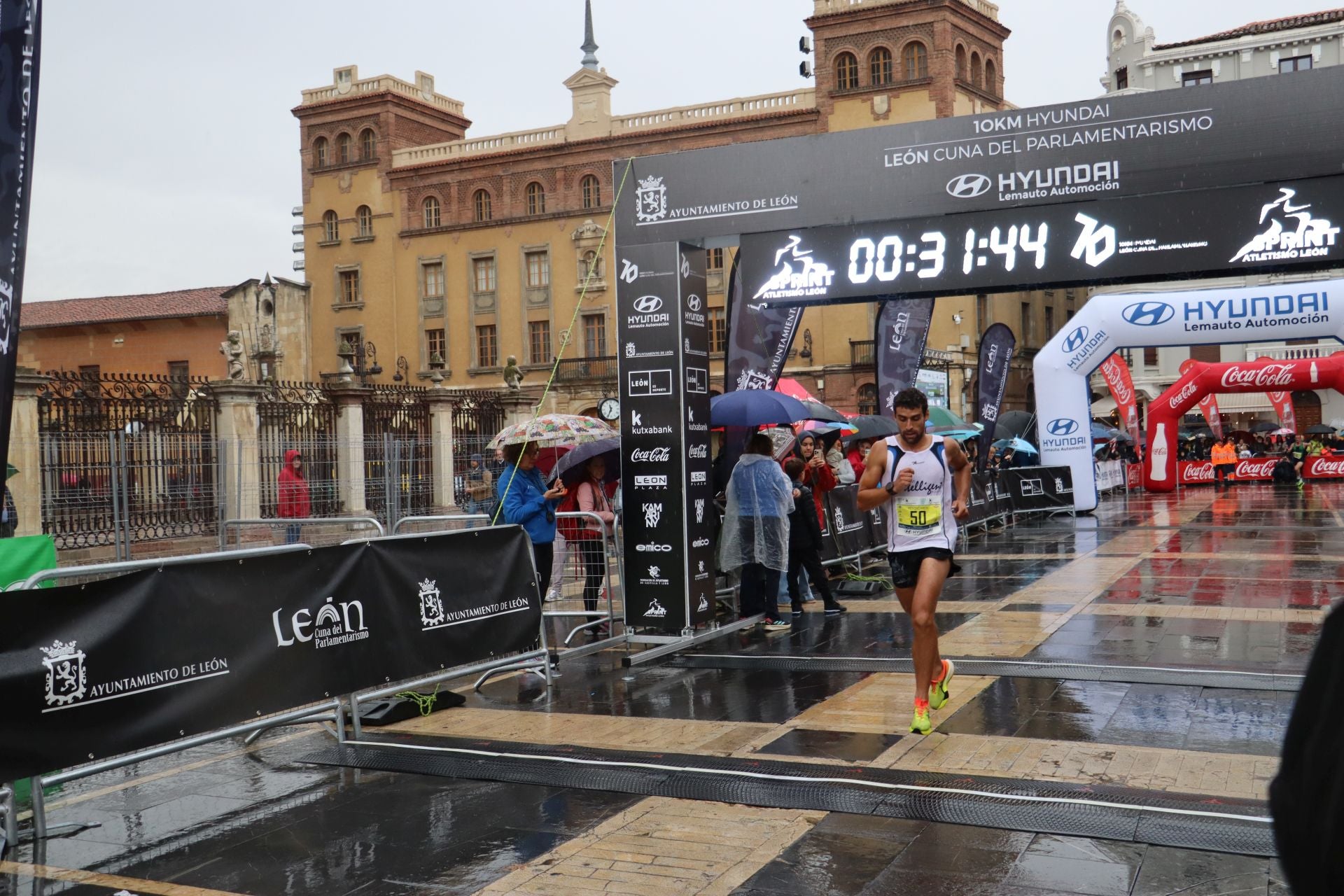 Todas las imágenes de la llegada de los &#039;10km Ciudad de León 2025&#039;