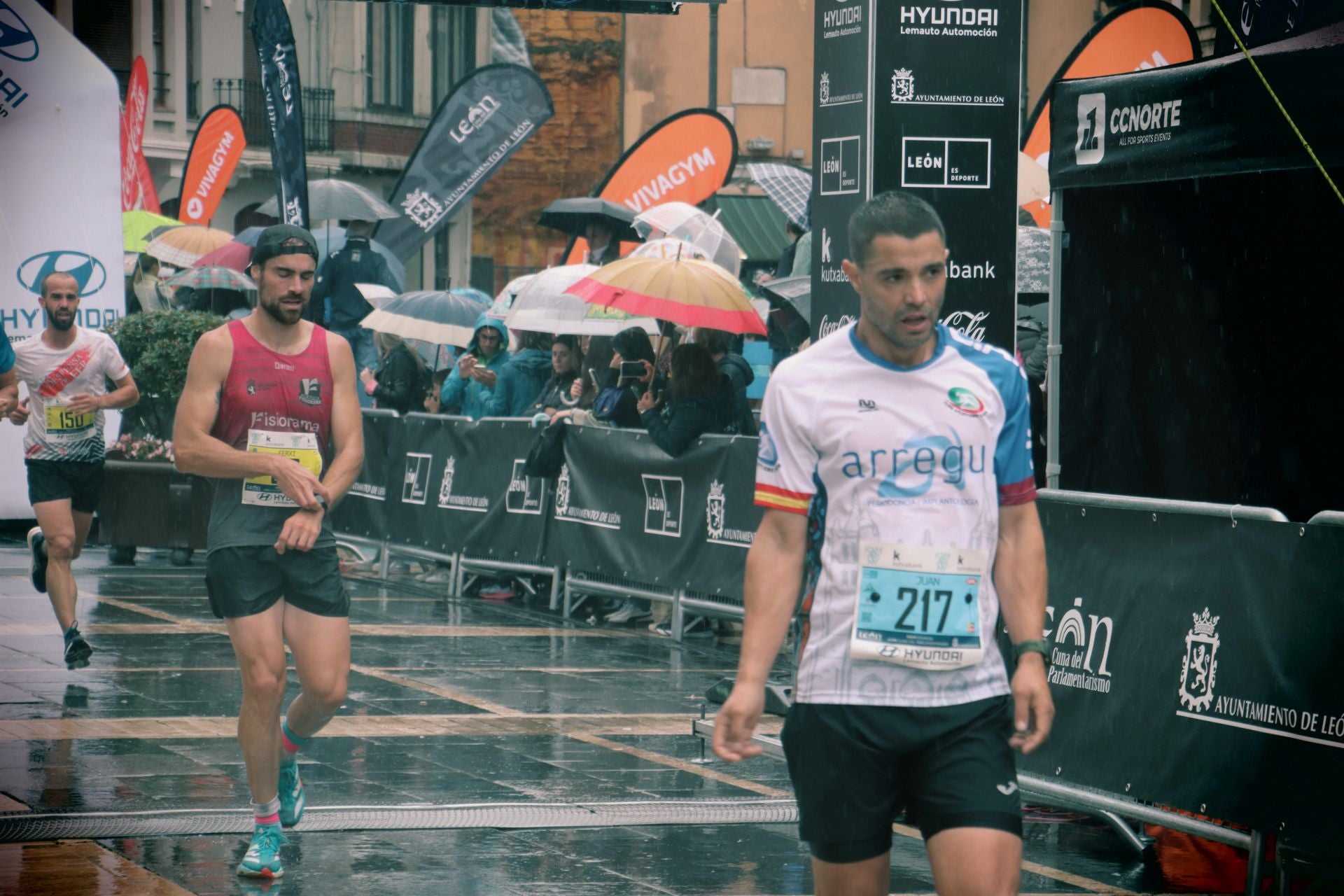 Todas las imágenes de la llegada de los &#039;10km Ciudad de León 2025&#039;