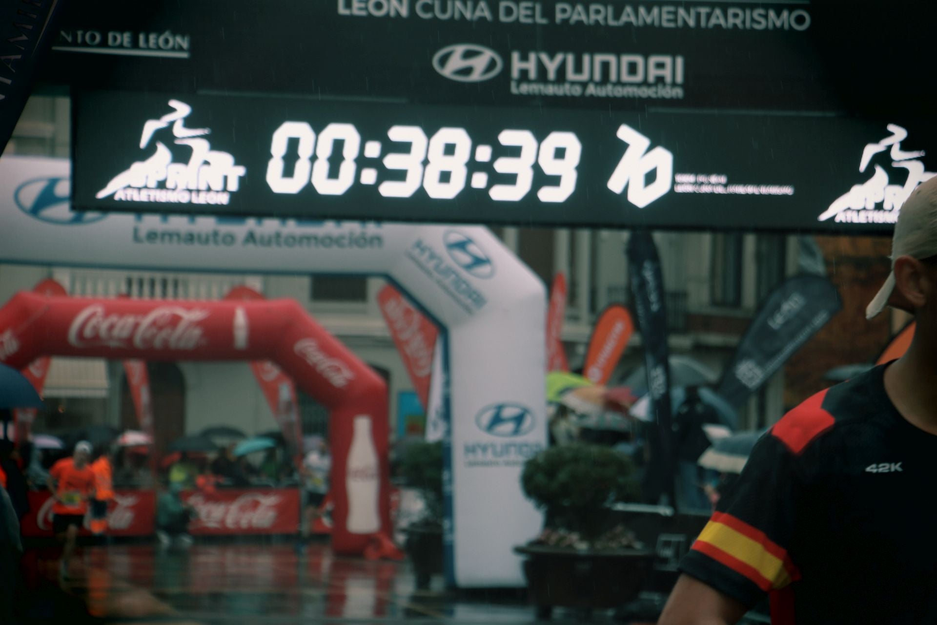 Todas las imágenes de la llegada de los &#039;10km Ciudad de León 2025&#039;