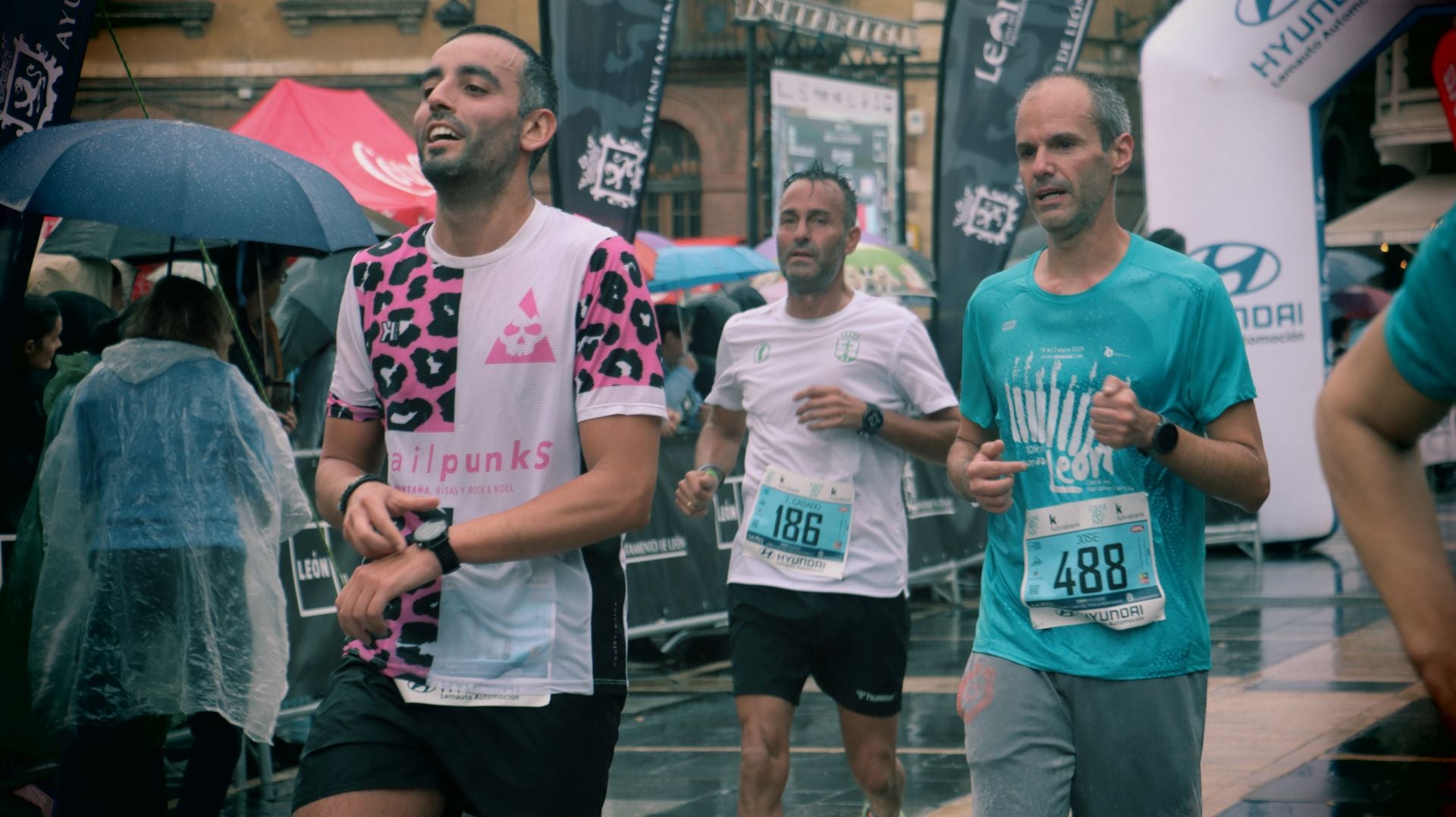 Todas las imágenes de la llegada de los &#039;10km Ciudad de León 2025&#039;