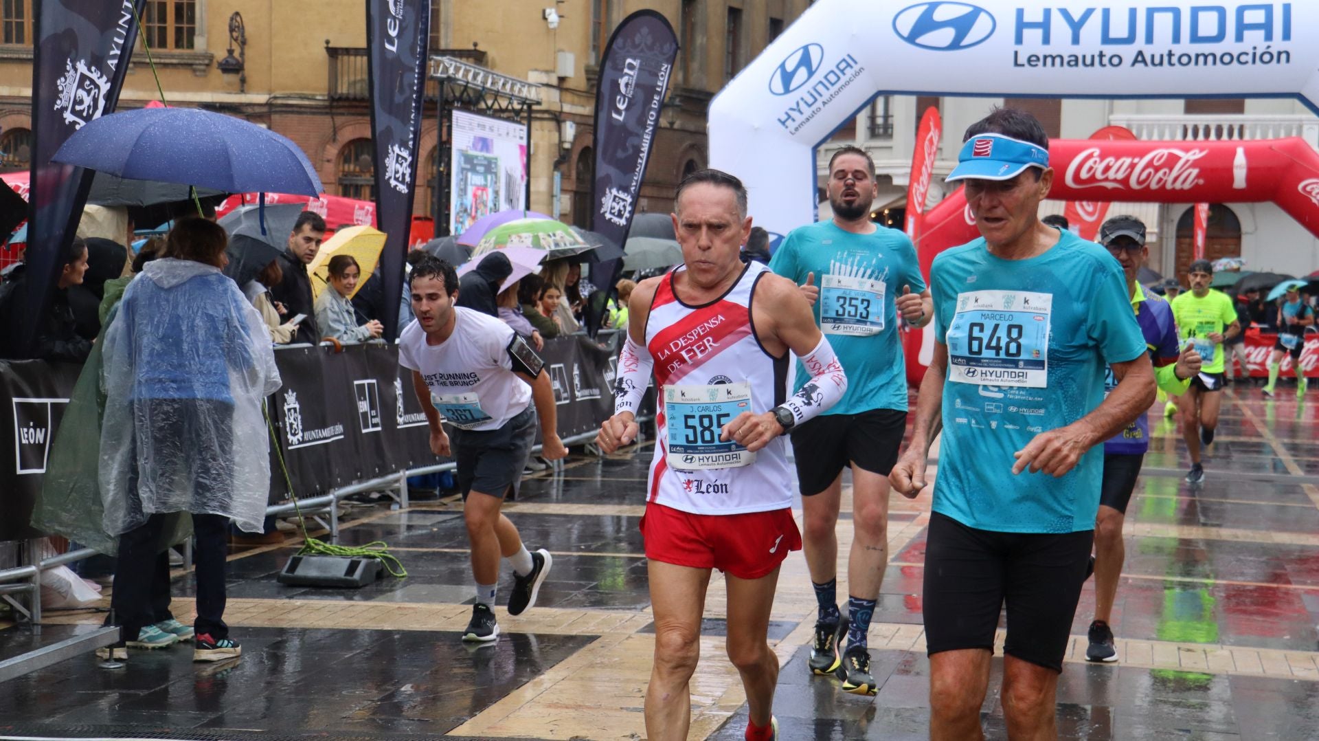 Todas las imágenes de la llegada de los &#039;10km Ciudad de León 2025&#039;