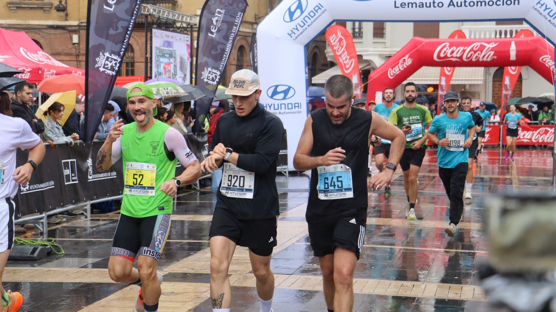 Todas las imágenes de la llegada de los &#039;10km Ciudad de León 2025&#039;