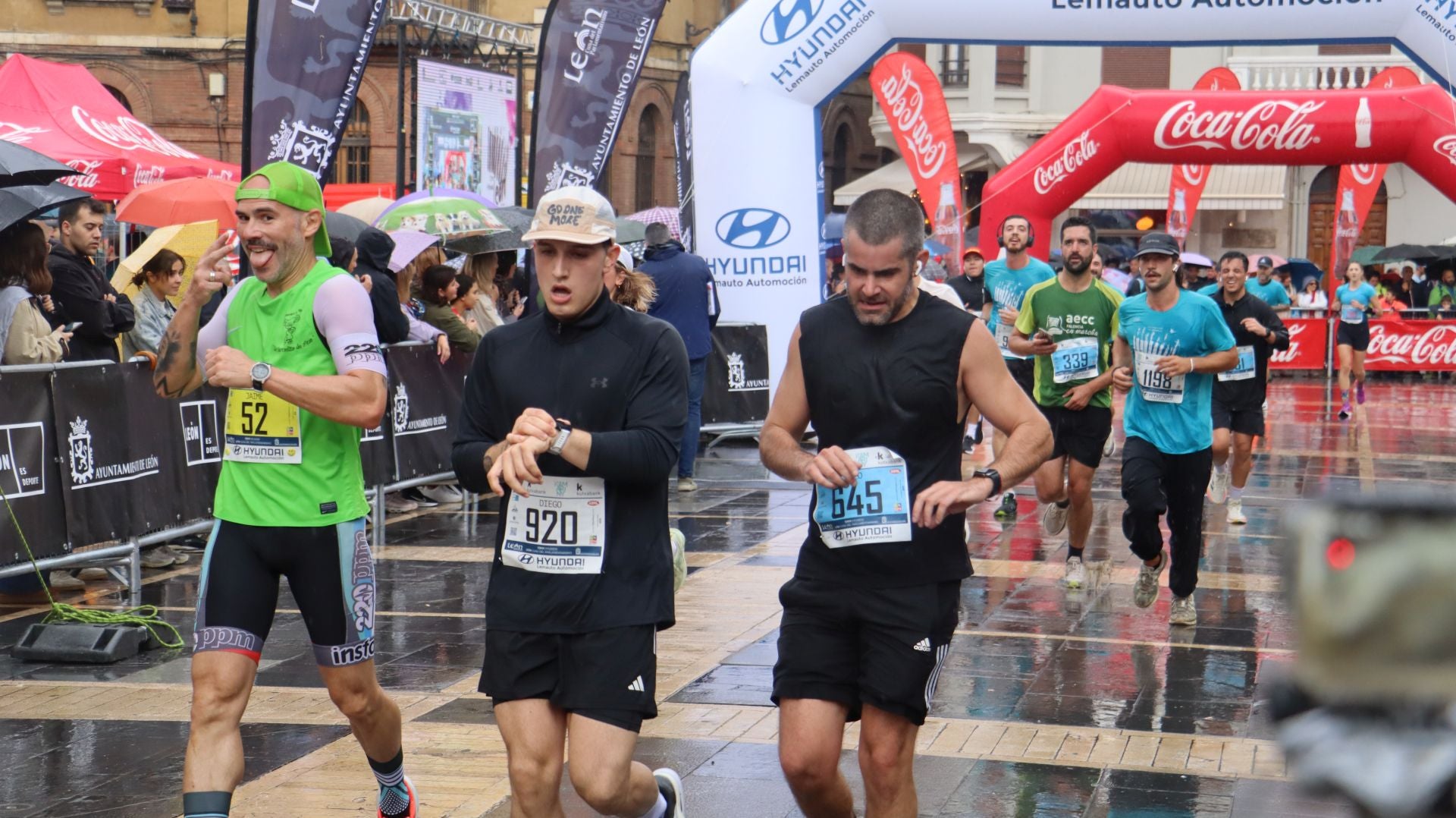 Todas las imágenes de la llegada de los &#039;10km Ciudad de León 2025&#039;