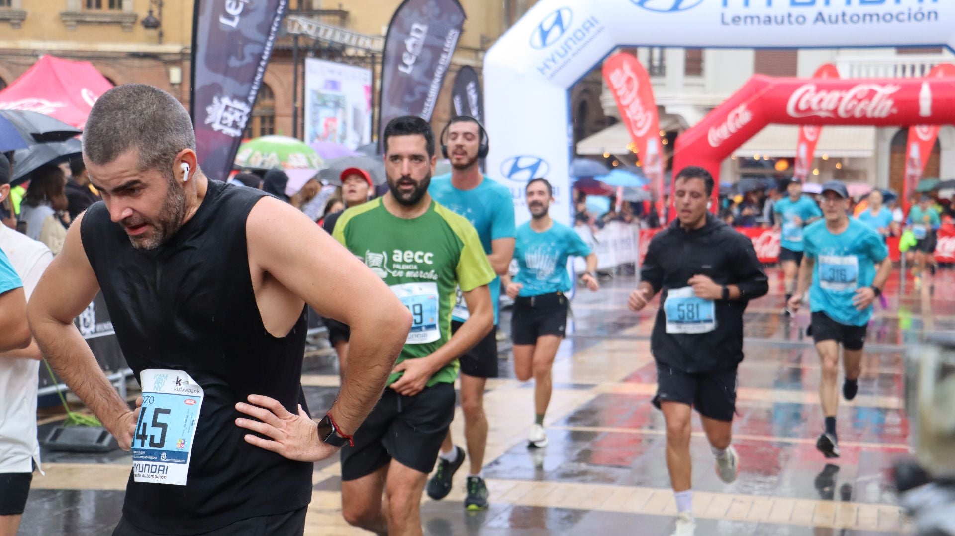 Todas las imágenes de la llegada de los &#039;10km Ciudad de León 2025&#039;