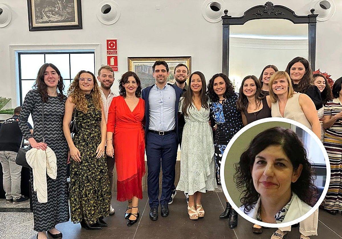 La doctora Ballesteros, junto a parte de su equipo.