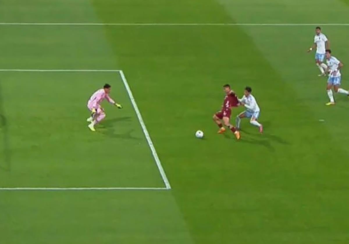 Imagen de la acción del penalti sobre Manu Justo.