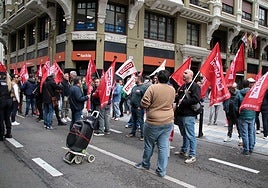 Concentración ante la negociación del convenio del metal en León